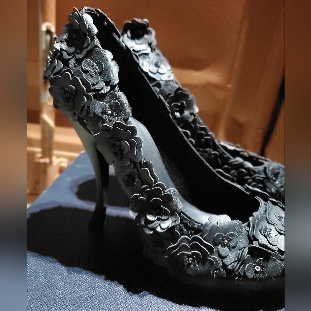 Chanel Black Leather Laser Cut Camellia Platform Pumps 40. - Picture 3 of 16